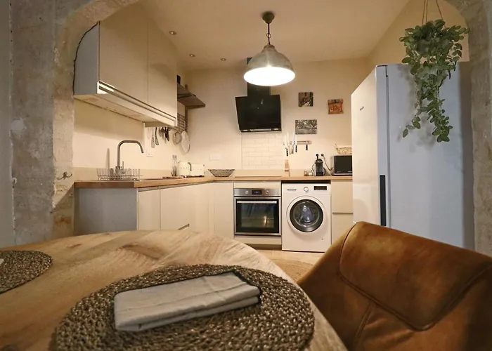 La Grande Bourgade-authentique Maison En Pierre Avec Terrasse Climatisation Au Coeur D'uzes *